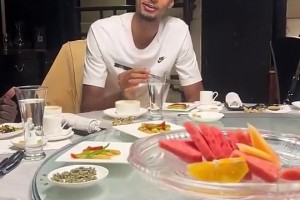 文班亚马饭桌上曾开嗓秀中文，居然会唱一剪梅