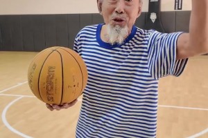 73岁大爷分享苦练勾手的经历，从年轻时到年老，最终练成一手绝活